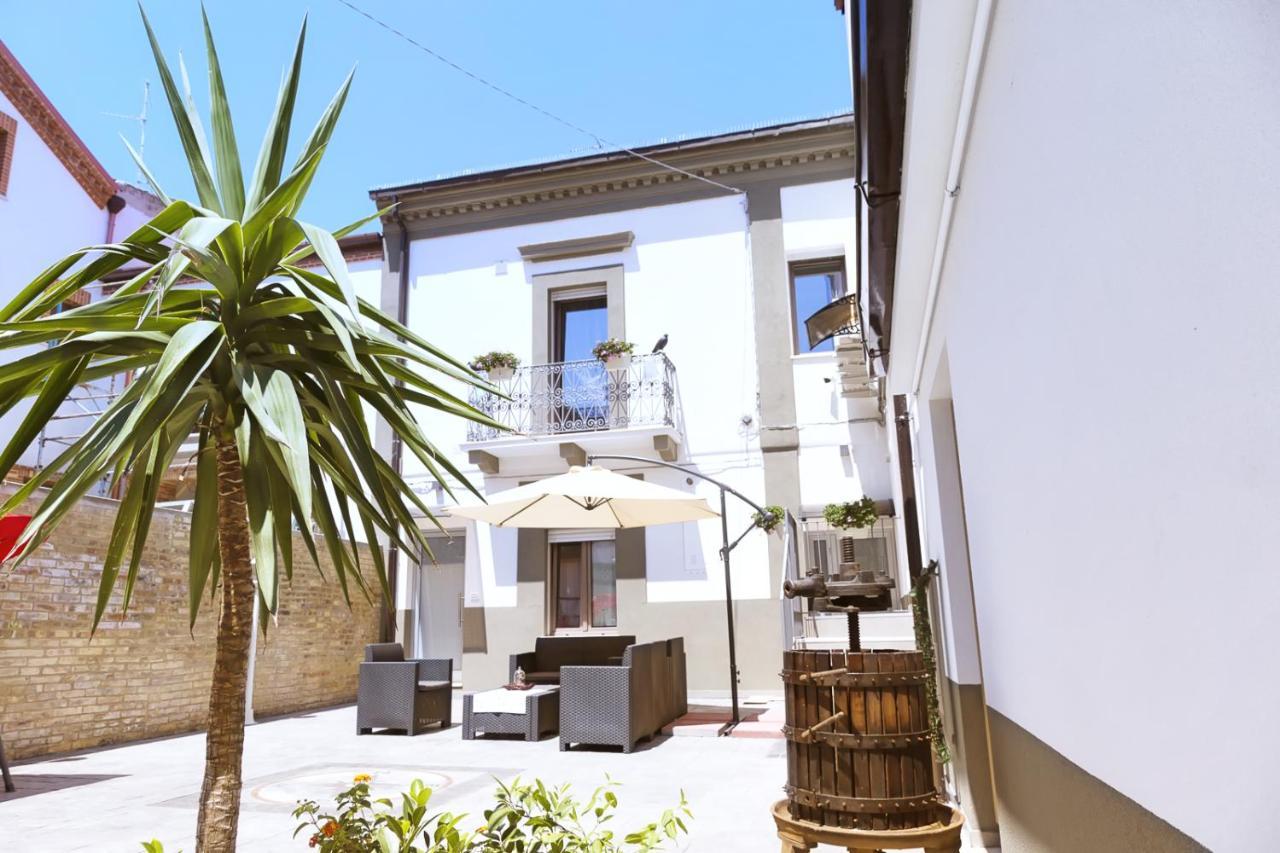 Dimora Del Vasto Bed & Breakfast Bagian luar foto